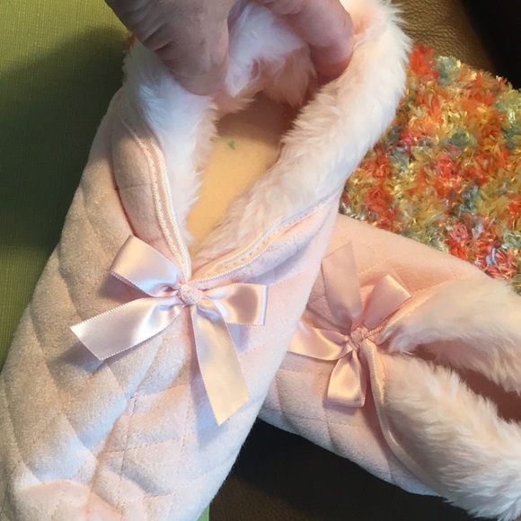 2 Pair PLUSH SLIPPERS - Picture 4 of 11